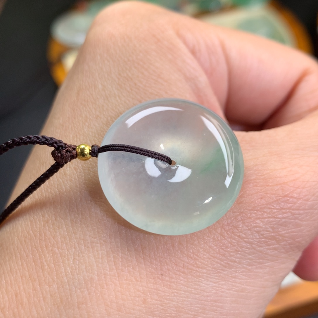 翡翠颈饰未镶嵌平安扣