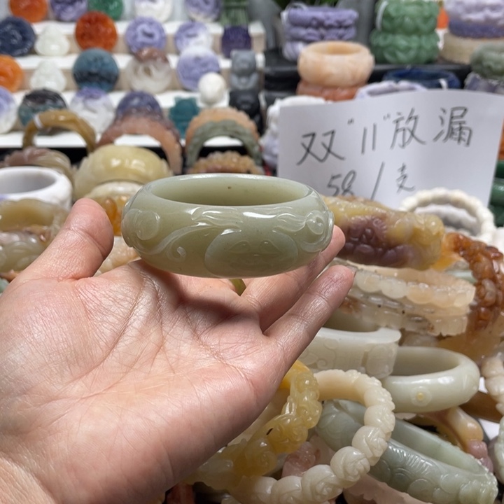 堂****石英质玉未镶嵌手镯