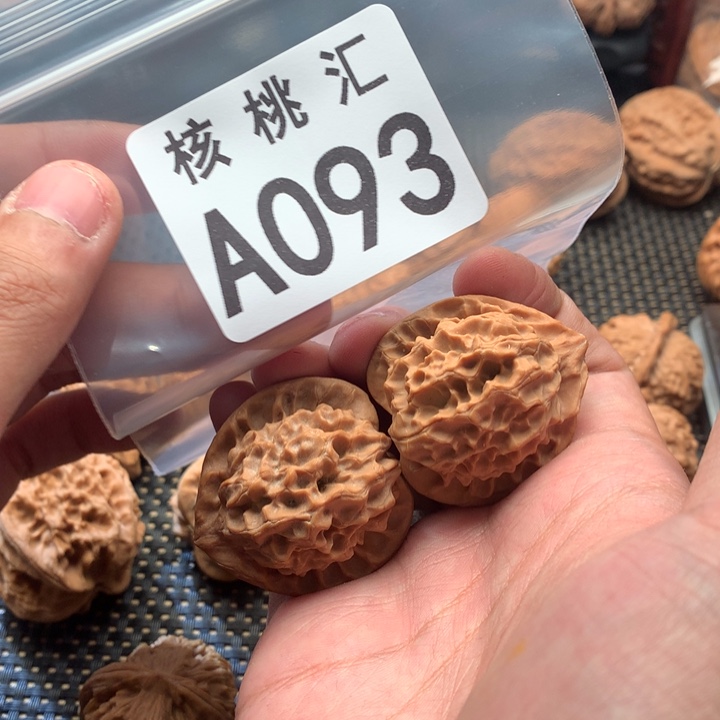 文玩核桃吊坠龙鳞