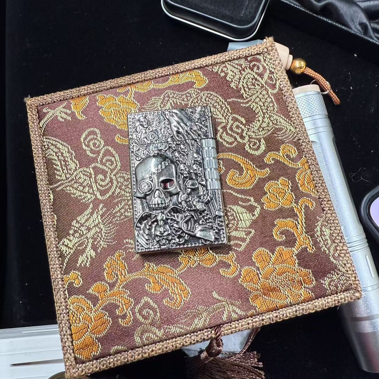 朗声骷髅直冲打火机借个火