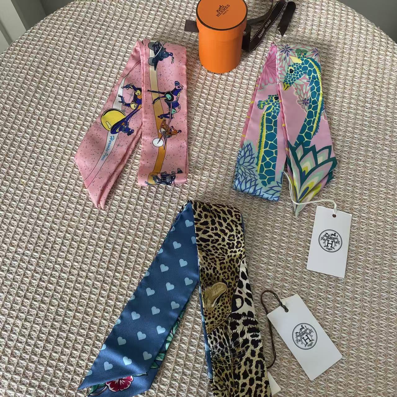 未使用 Hermes/爱马仕 粉色太空赛马、”美惠三女神twilly小丝巾