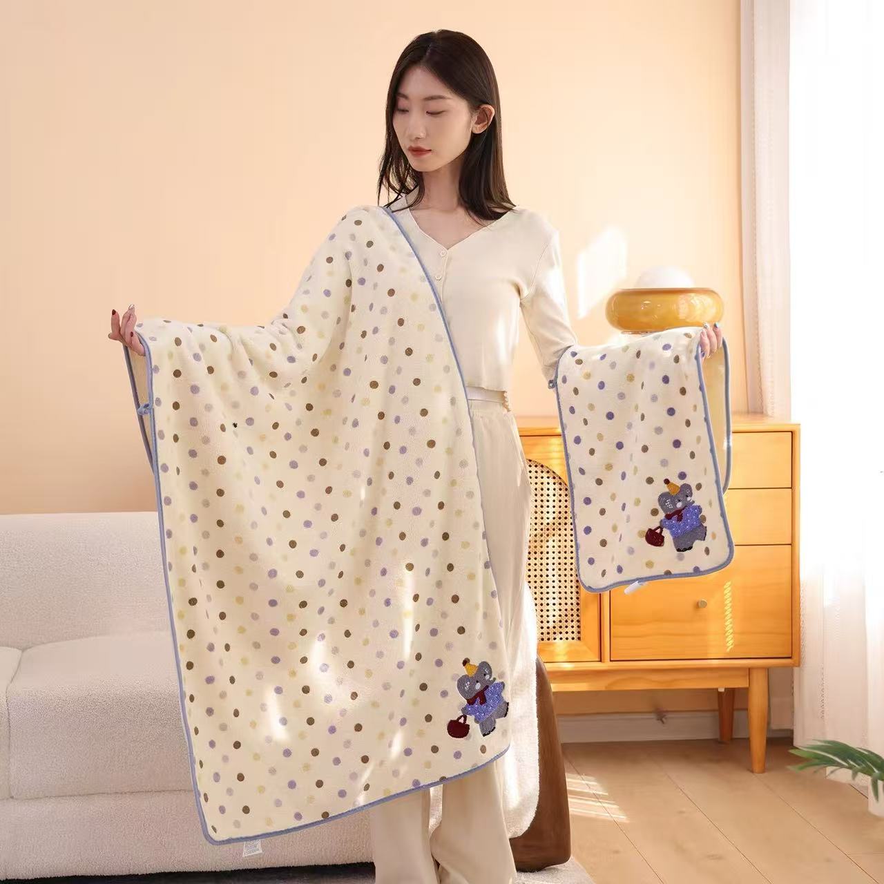 新款珊瑚绒加厚卡通大浴巾毛巾家用柔软吸水速干时尚成人双层可爱