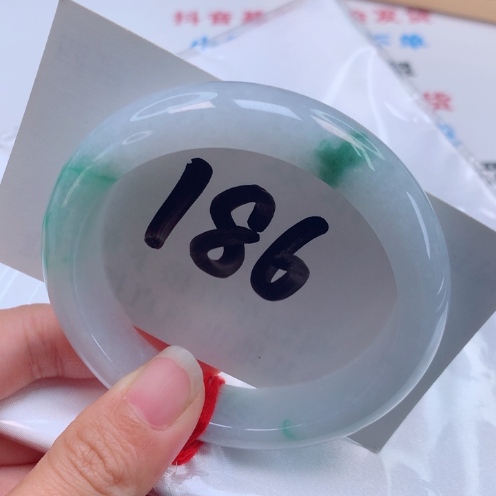 翡翠手镯未镶嵌白底青