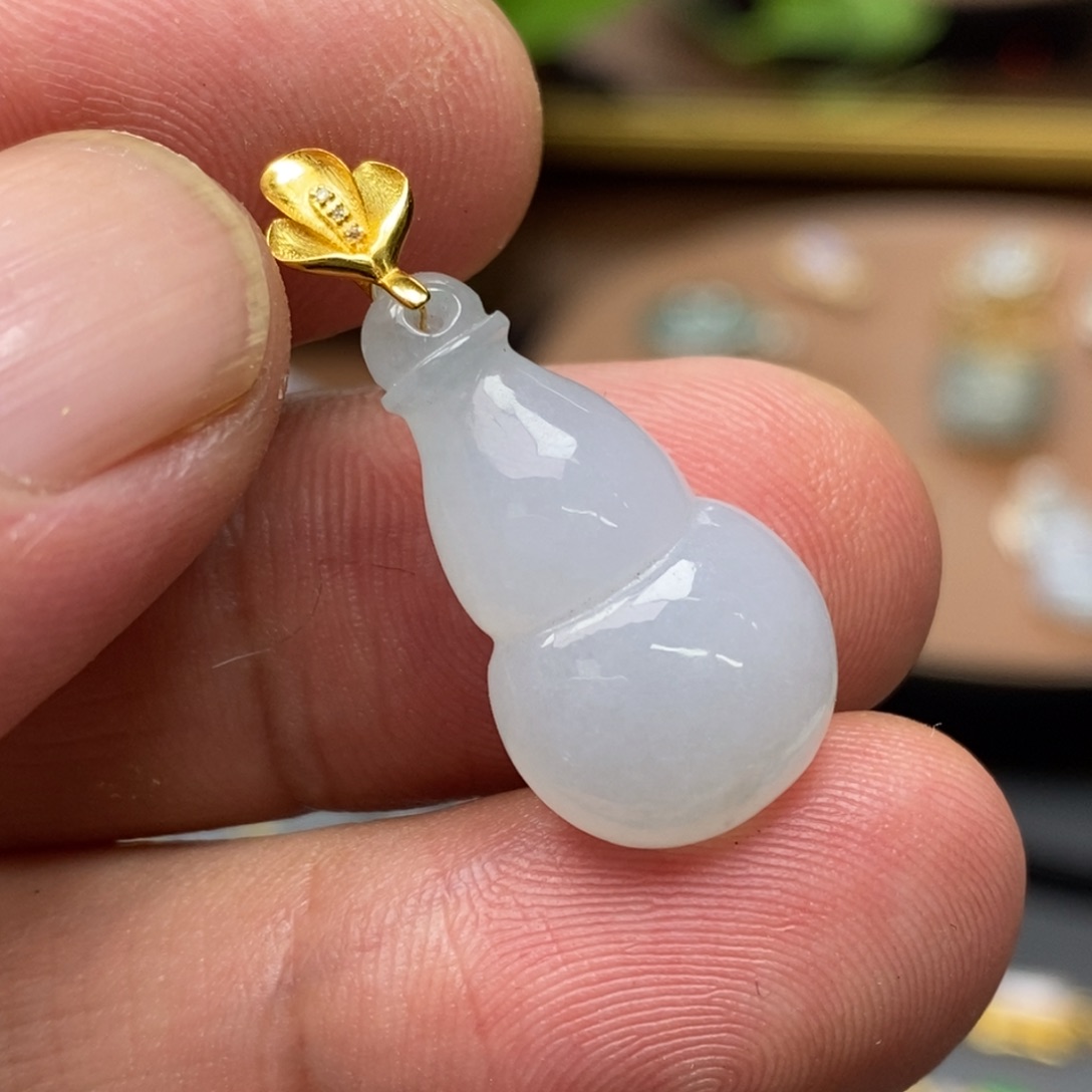 翡翠18K金镶嵌颈饰葫芦吊坠