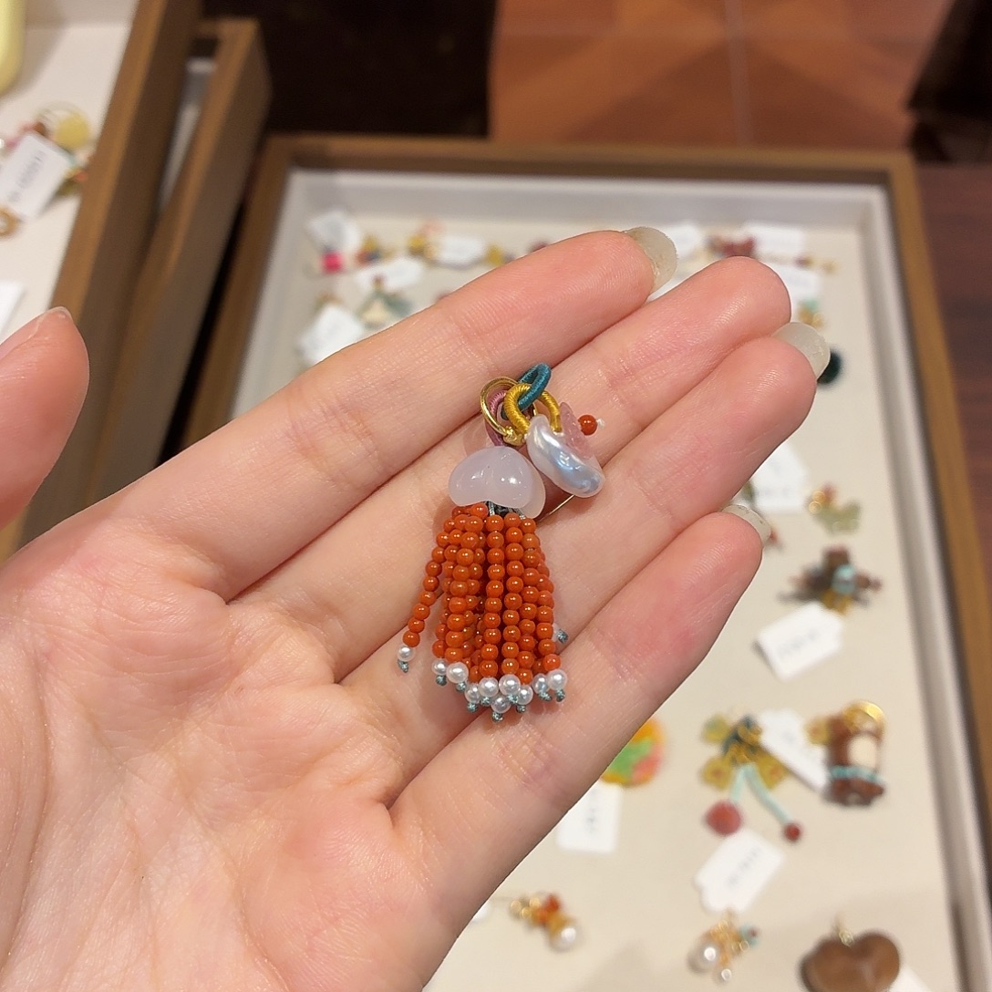 黑***女手工制作流苏挂件