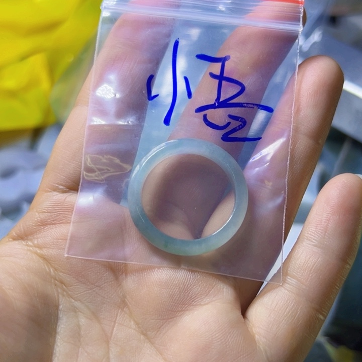 颈饰未镶嵌翡翠随***?