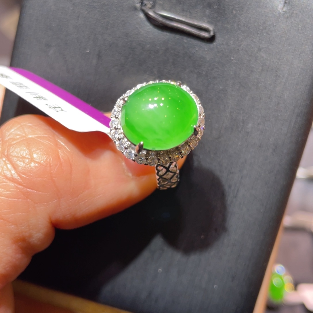 翡翠未镶嵌颈饰戒指