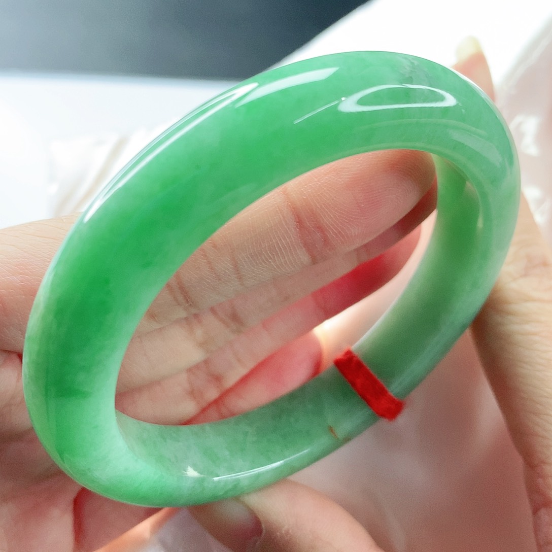 翡翠手镯未镶嵌，