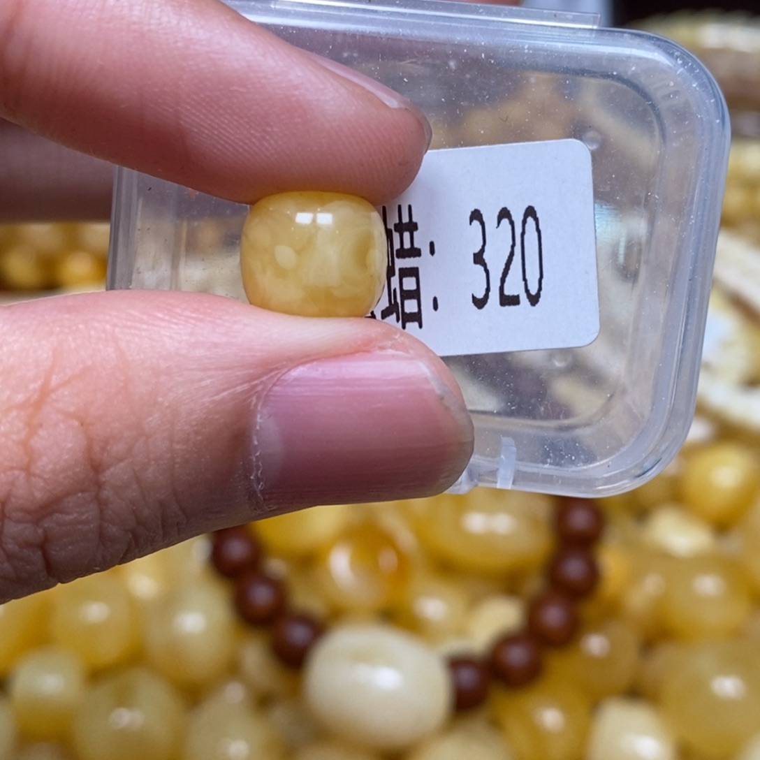 蜜蜡未镶嵌珠宝奇石320