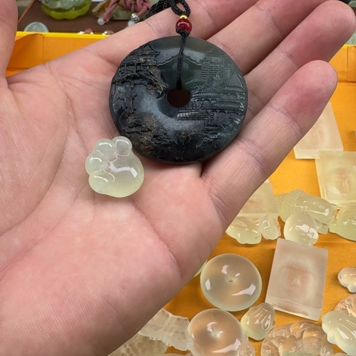 蛇纹石玉未镶嵌颈饰