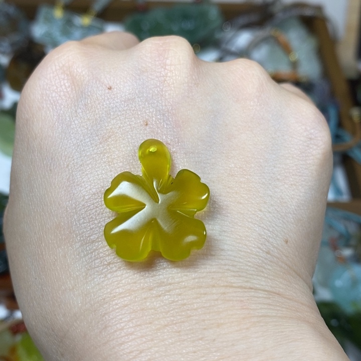 未镶嵌蛇纹石玉吊坠
