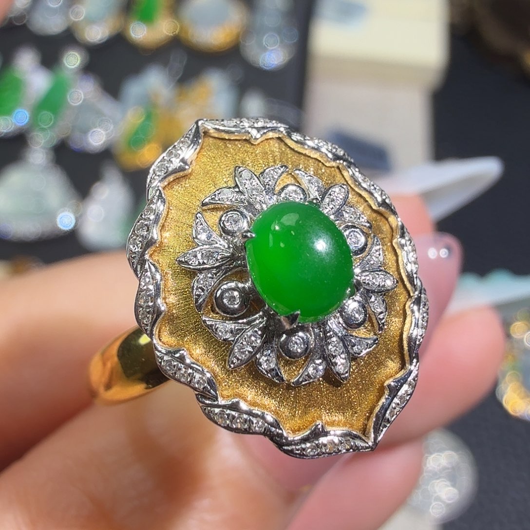 翡翠18K金镶嵌颈饰