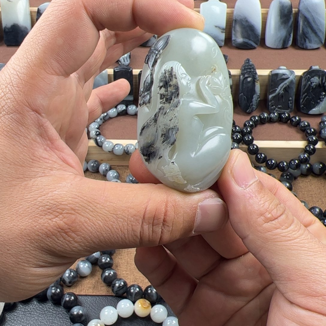 和田玉未镶嵌把件