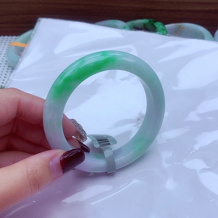 翡翠手镯未镶嵌翡翠