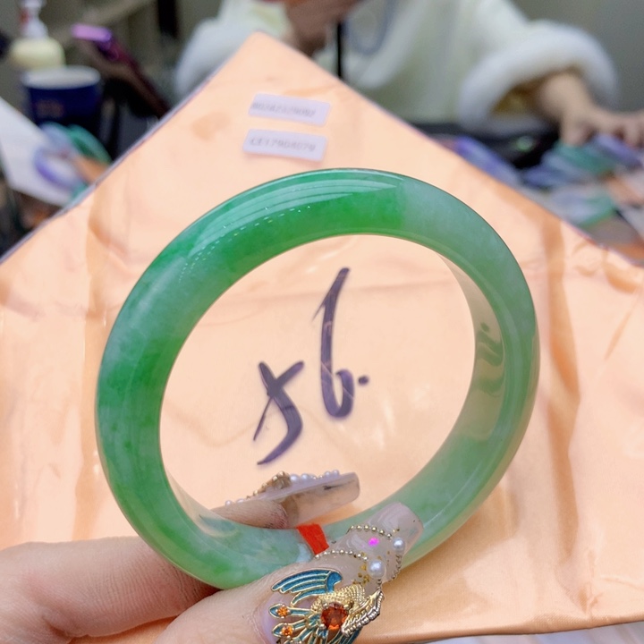 翡翠手镯未镶嵌翡翠手镯