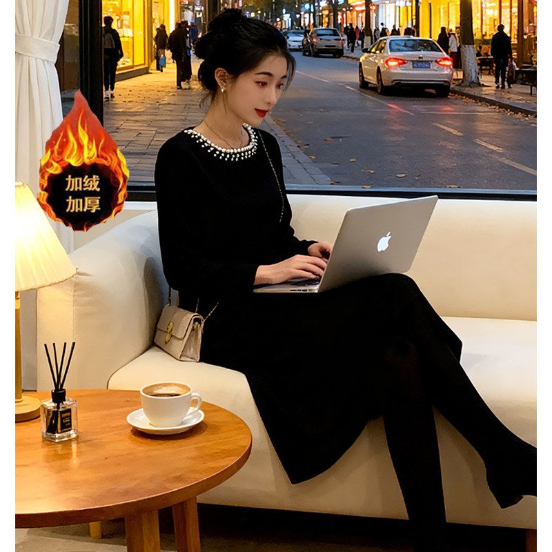 2025冬季新款赫本风小黑裙加绒保暖重工钉珠中长款圆领连衣裙6888