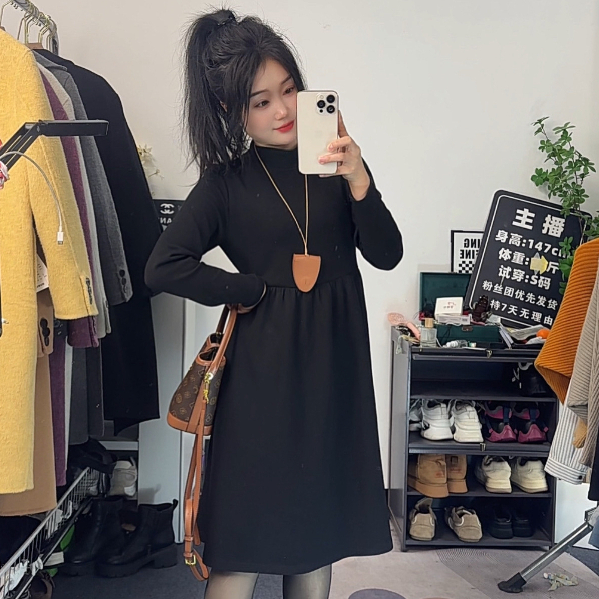 【现货+运费险】2025春秋冬加绒保暖圆领半高领黑色极简风黑连衣裙