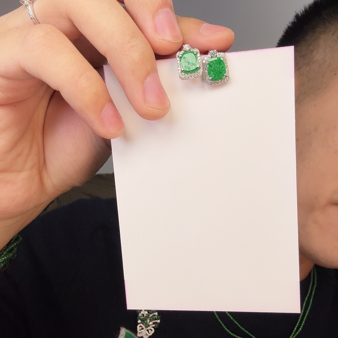 翡翠颈饰未镶嵌一对