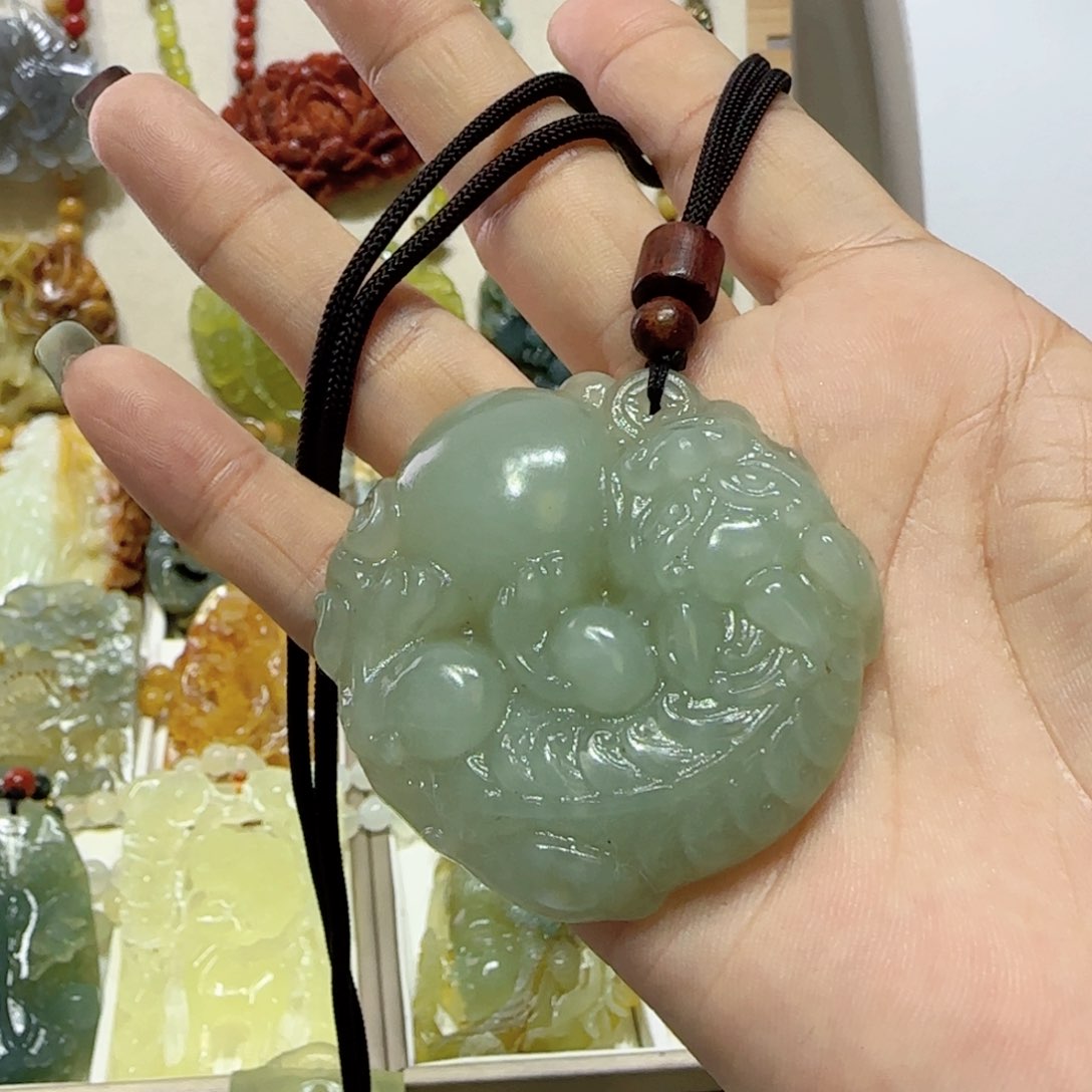 未镶嵌蛇纹石玉吊坠
