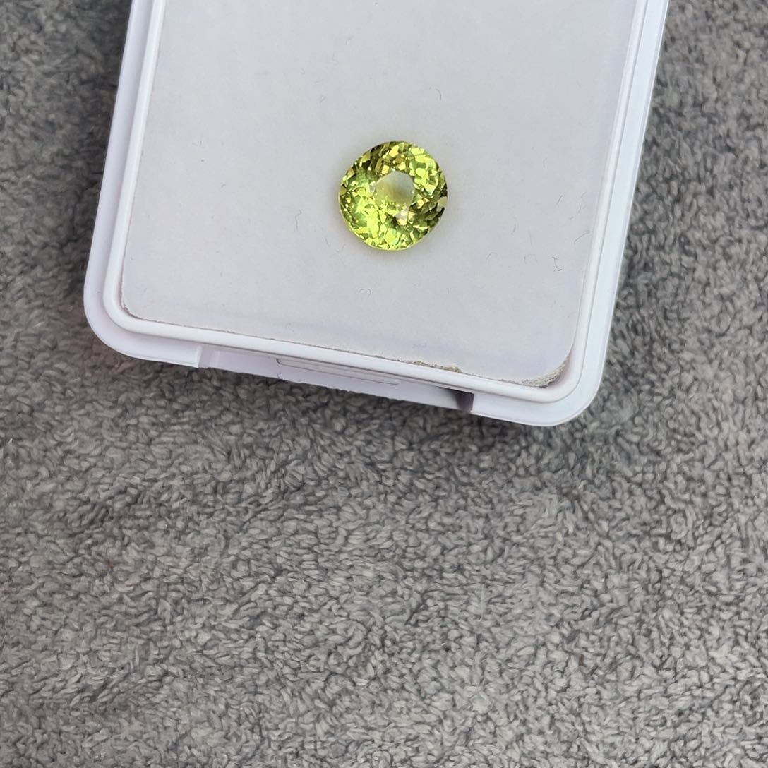 石榴石裸石未镶嵌2.37Ct。