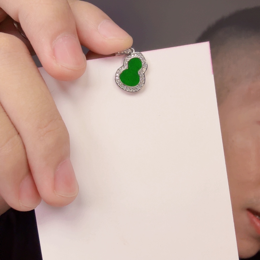 翡翠未镶嵌颈饰一件