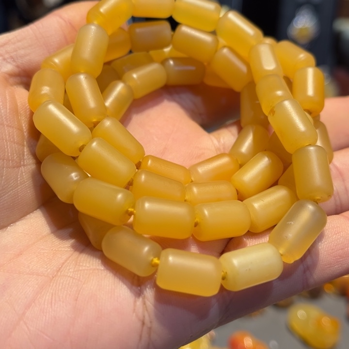 未镶嵌石英质玉（黄龙玉）颈饰