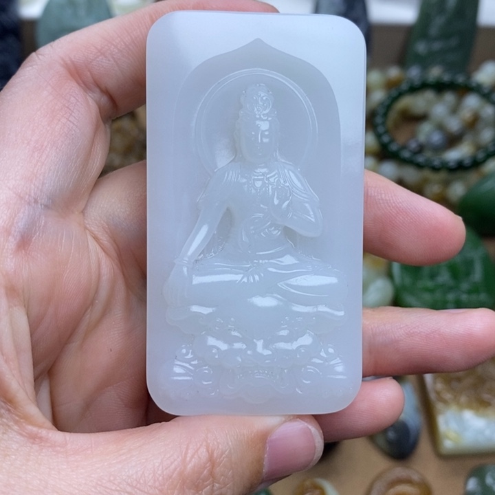 和田玉颈饰未镶嵌你****?