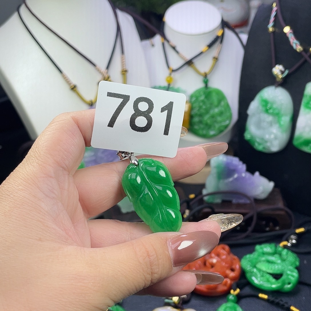 翡翠未镶嵌吊坠(赠链)