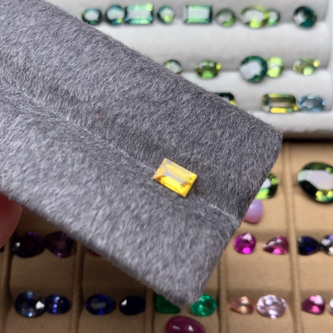 蓝宝石裸石未镶嵌