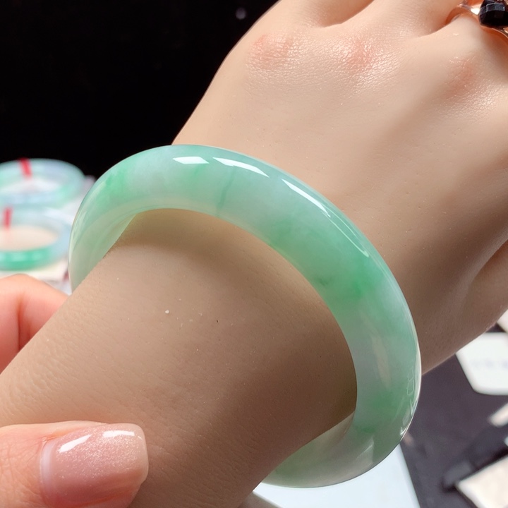 翡翠手镯未镶嵌冰胶飘花48⭐️