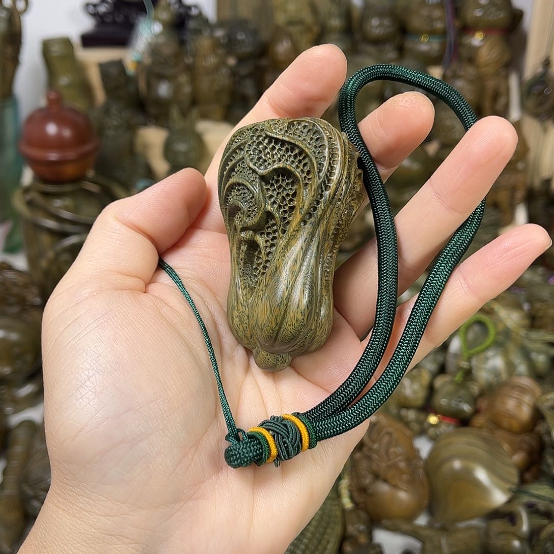 维腊木（绿檀）皓****1白菜手把件