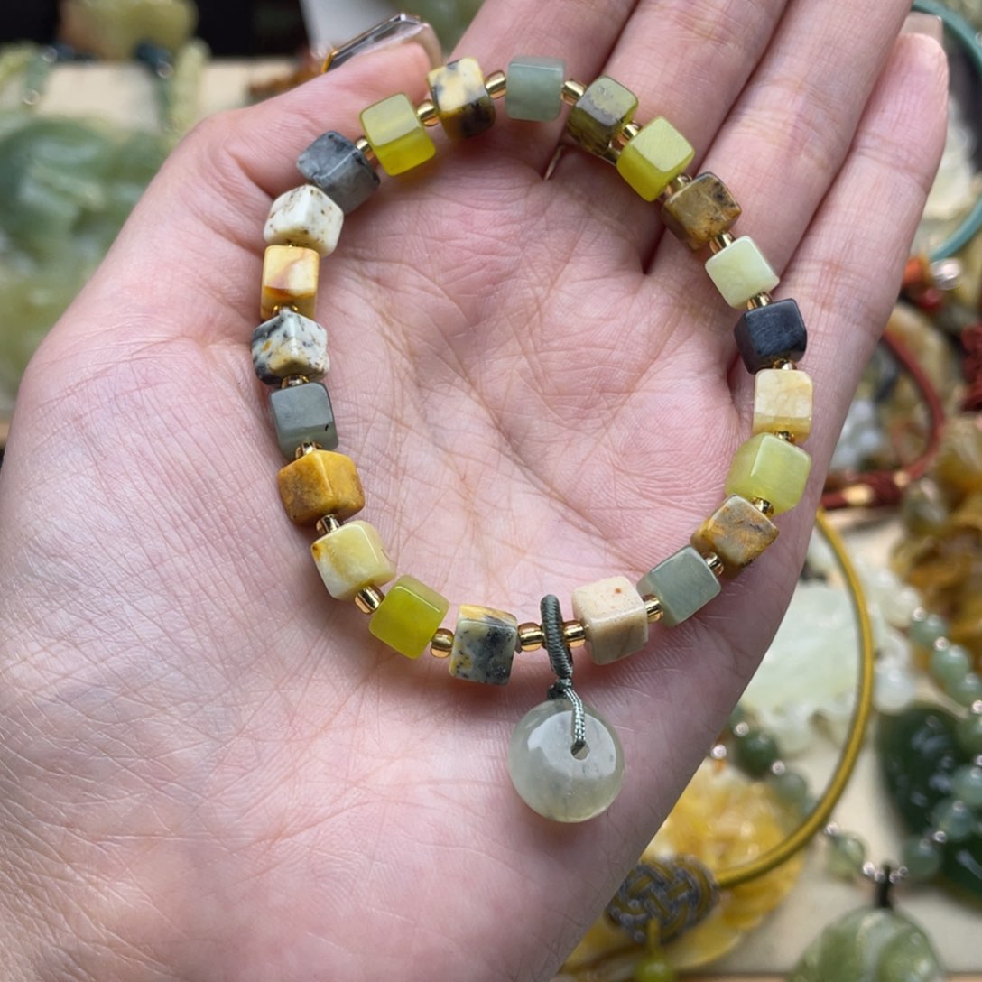 蛇纹石玉颈饰未镶嵌