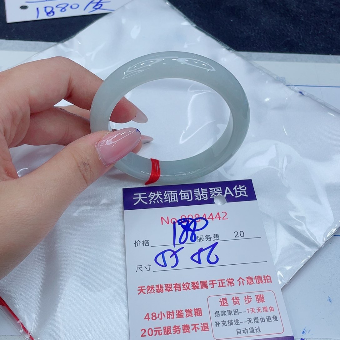 翡翠手镯未镶嵌4673467；一套泳衣