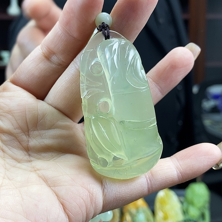 蛇纹石玉吊坠未镶嵌