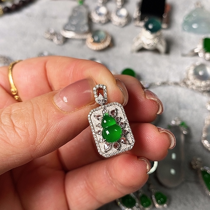 翡翠颈饰18K金镶嵌吊坠