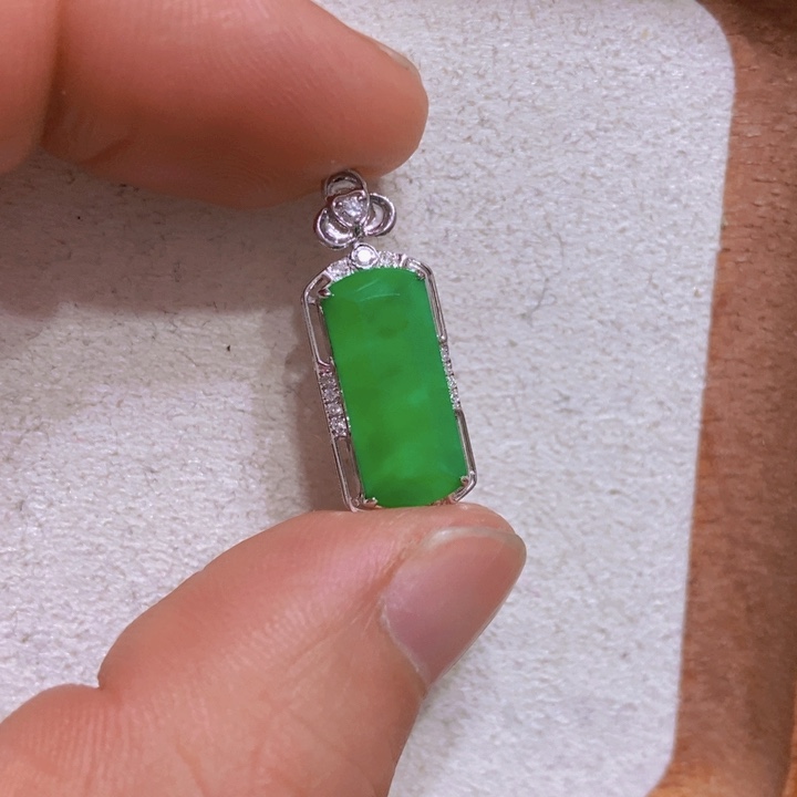 翡翠颈饰18K金镶嵌平安牌