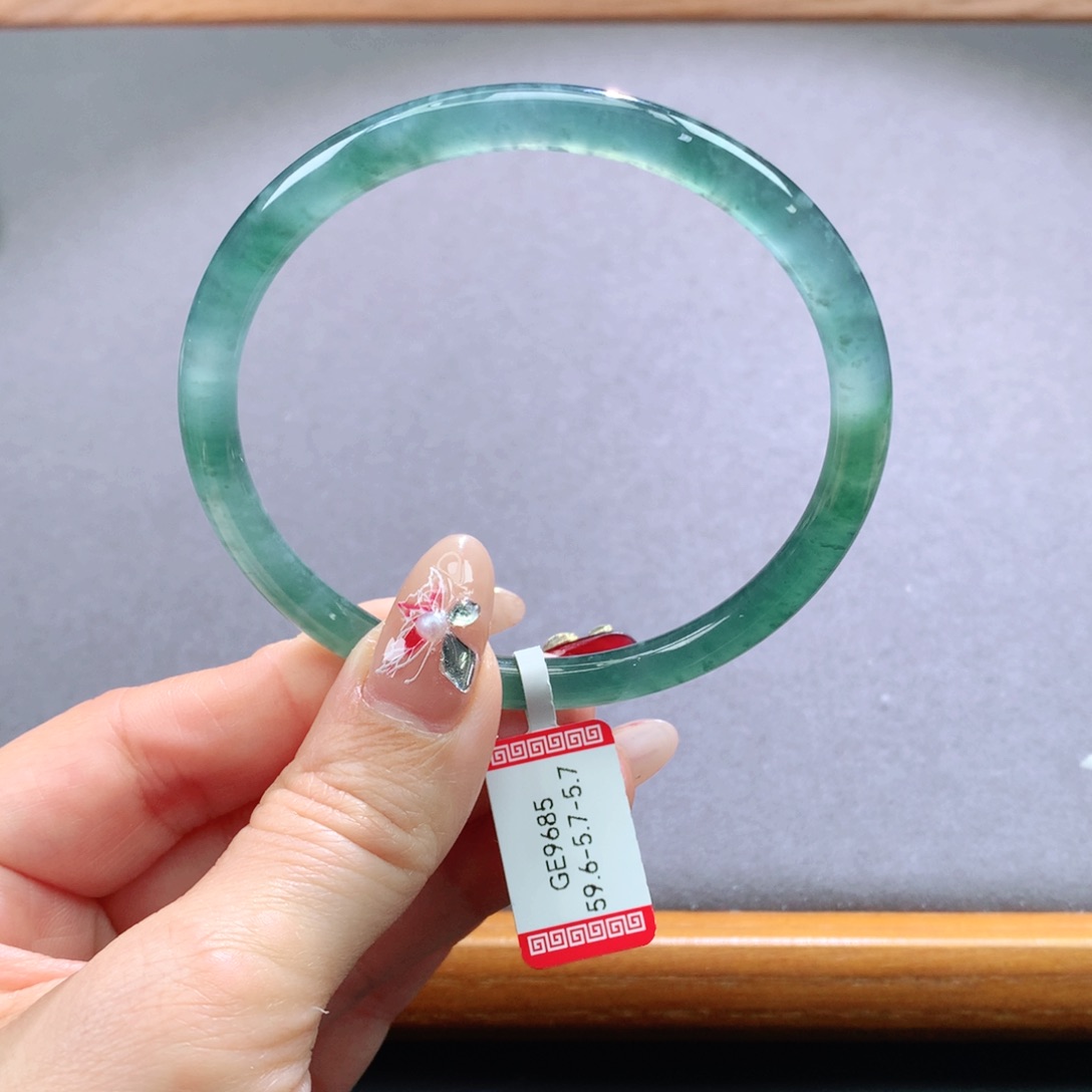 翡翠手镯未镶嵌天然翡翠手镯