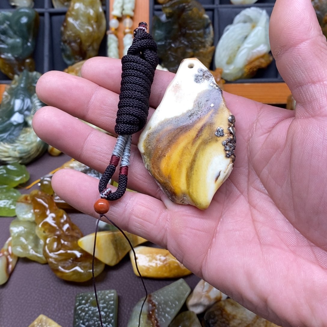 蛇纹石玉未镶嵌颈饰