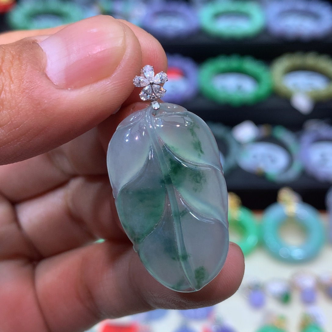 翡翠18K金镶嵌颈饰