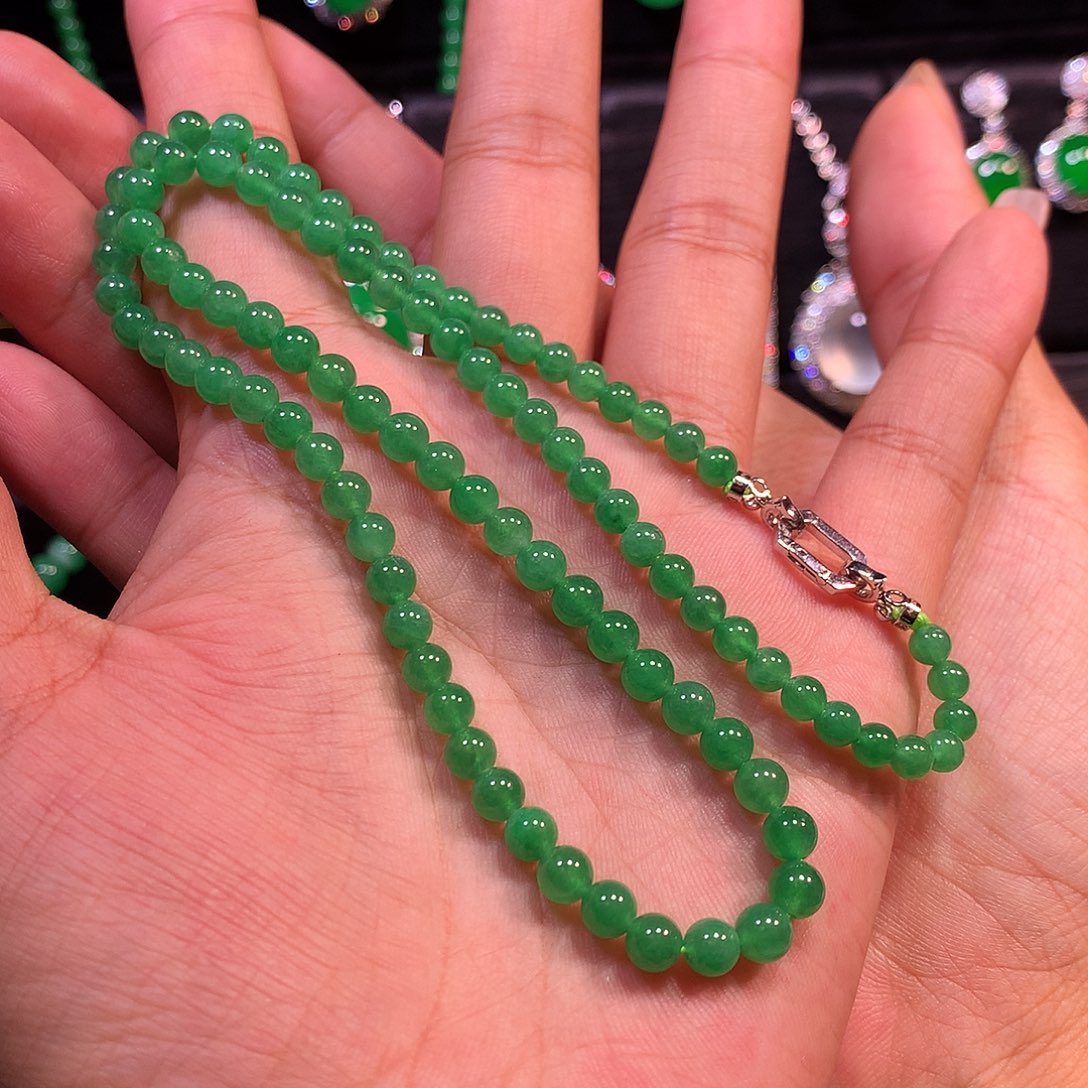 颈饰18K金镶嵌翡翠