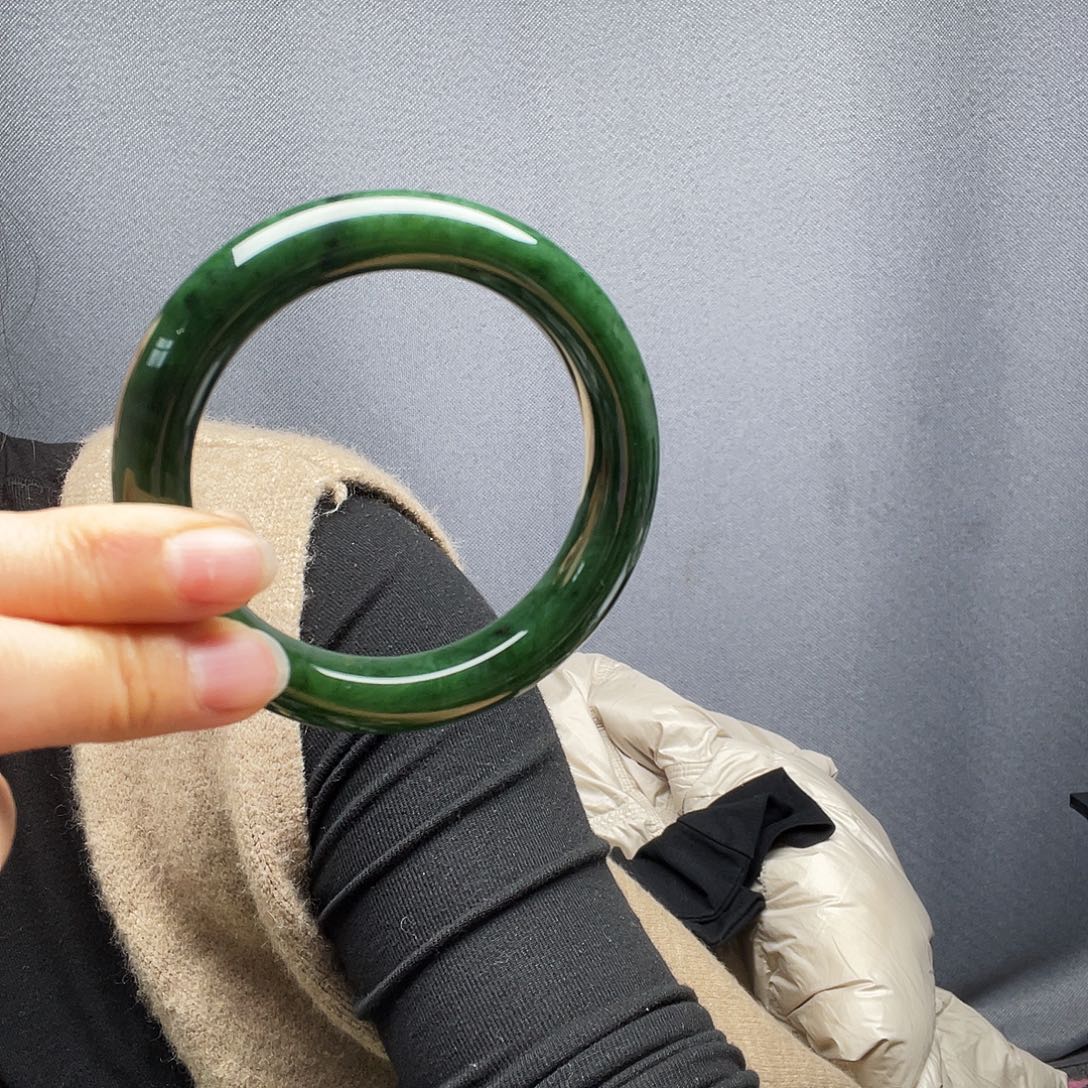 朱***遂和田玉未镶嵌手镯