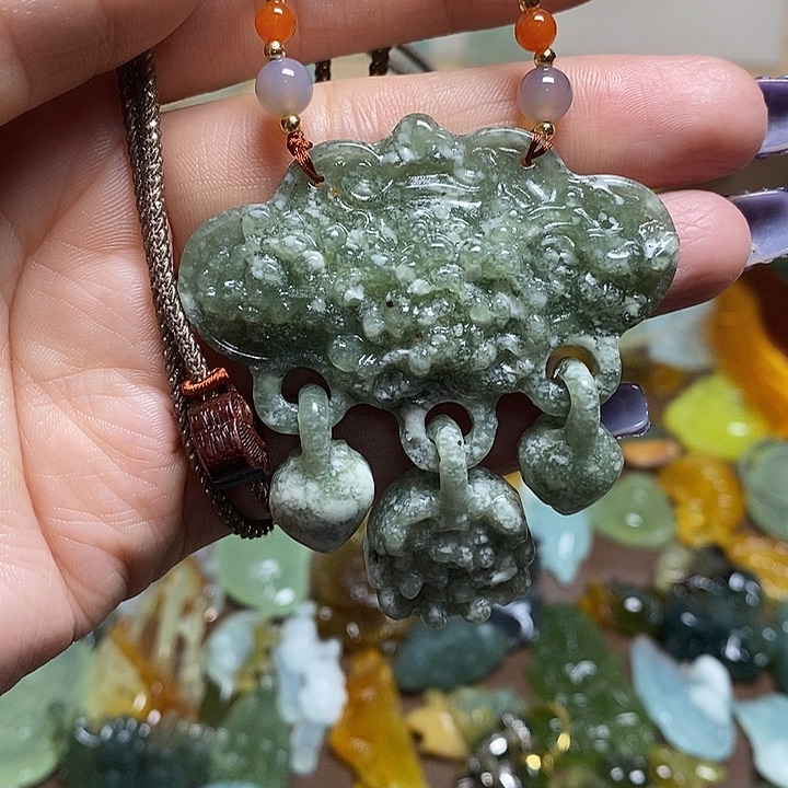 蛇纹石玉吊坠未镶嵌