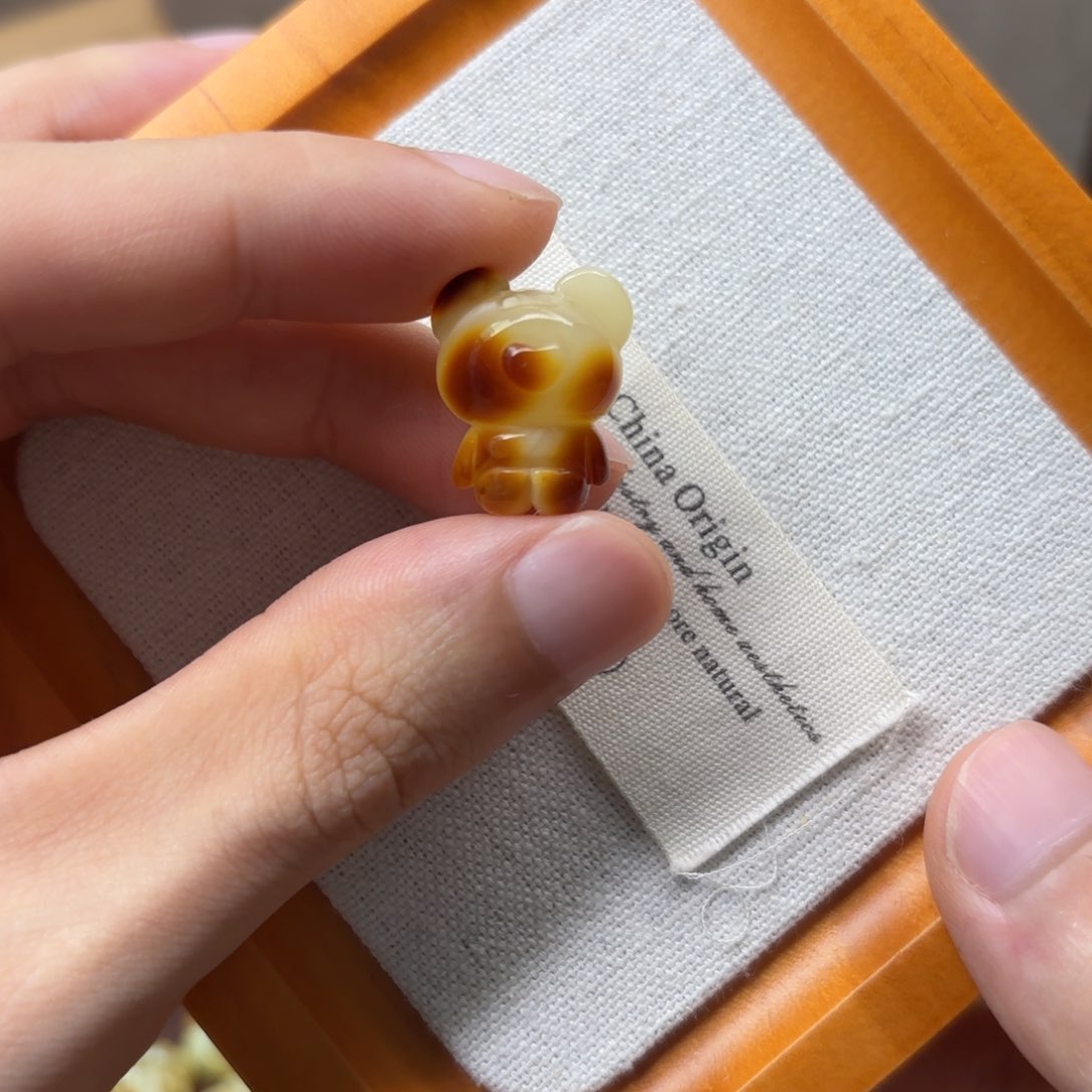 未镶嵌琥珀裸石小熊