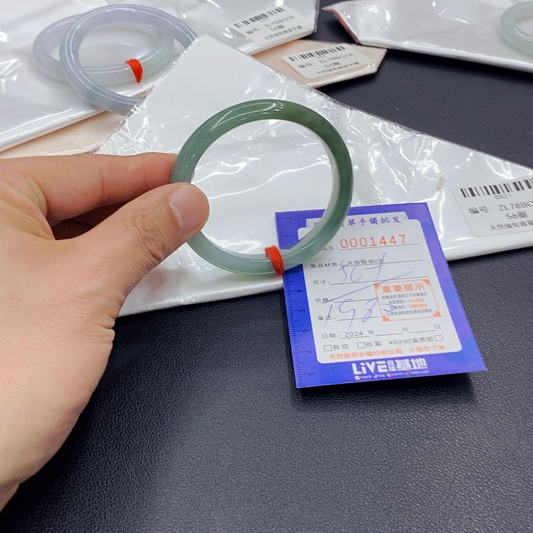 翡翠手镯未镶嵌翡翠手镯