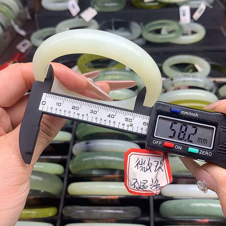 蛇纹石玉手镯未镶嵌566