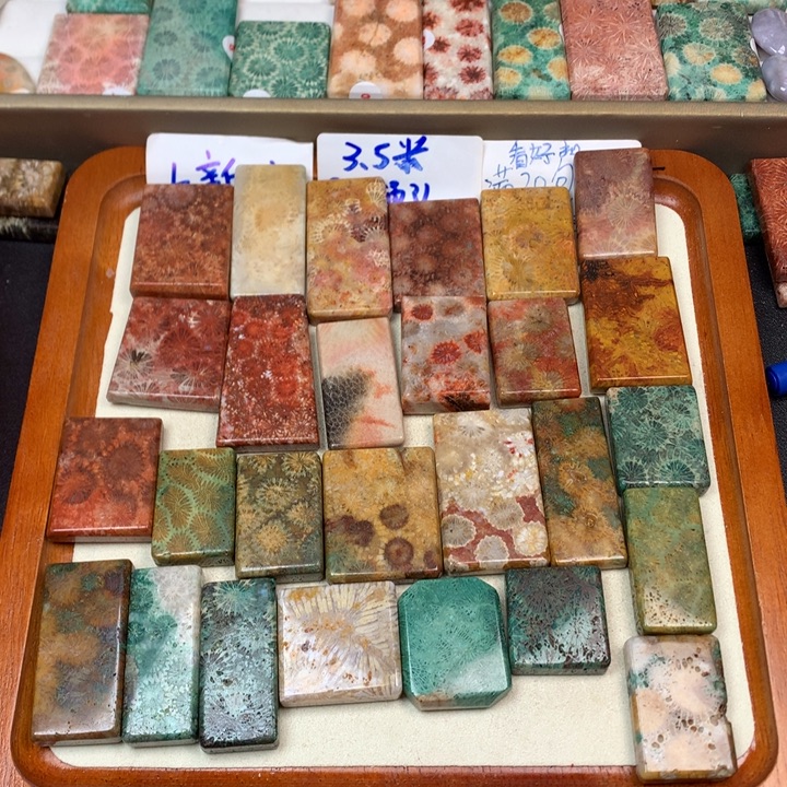 一***友硅化玉合金颈饰珊瑚玉无事牌吊坠：275