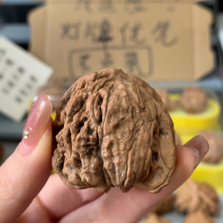 鸿***文玩核桃吊坠异形单只，有瑕疵