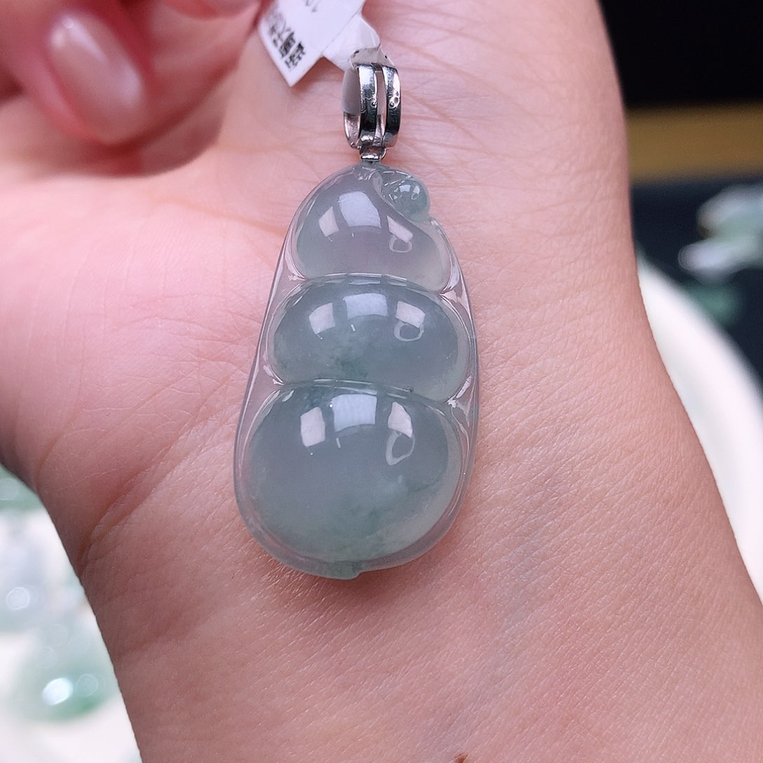 颈饰18K金镶嵌翡翠福豆