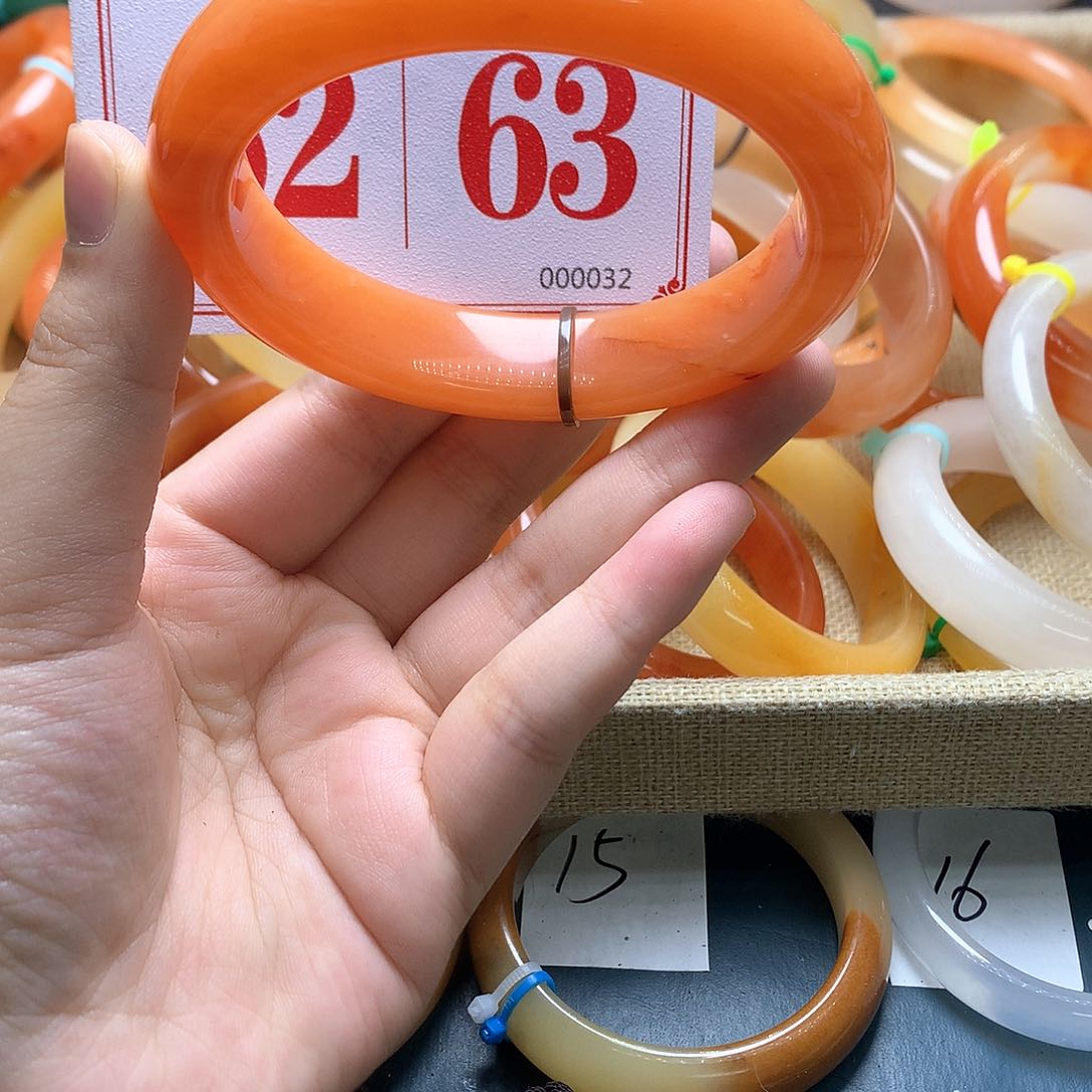 未镶嵌石英质玉（黄龙玉）手镯