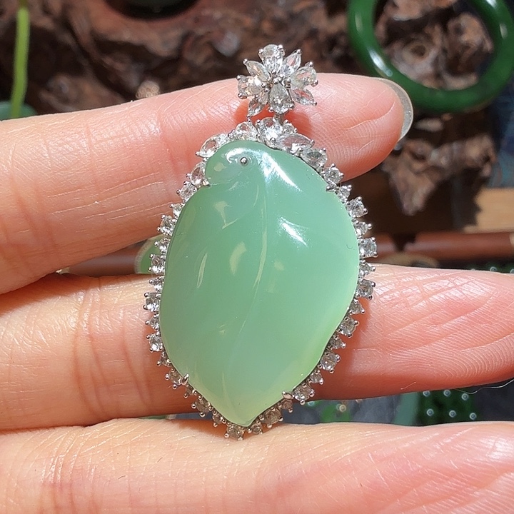 和田玉18K金镶嵌颈饰新疆黑羊洞碧玉